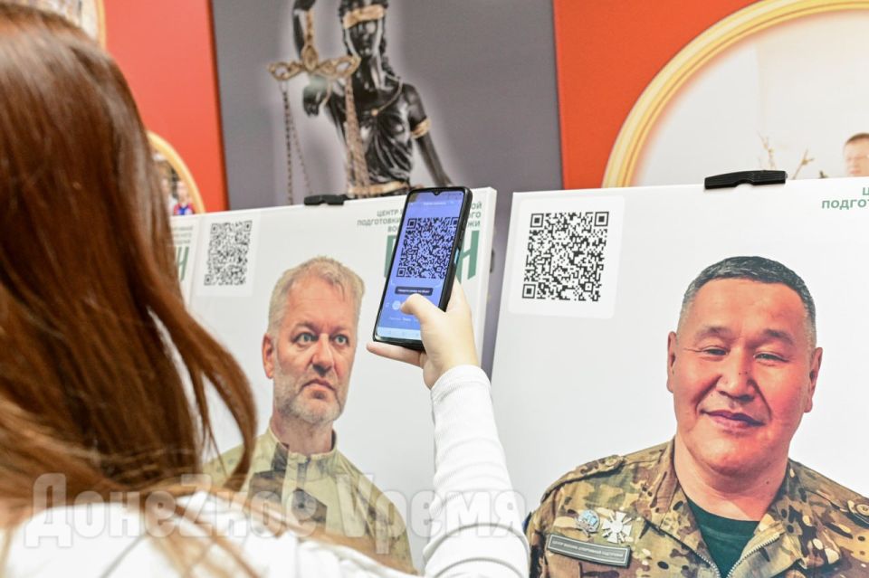 Воспитывают на собственном примере: в Донецке презентовали интерактивный "Зал ВОИНской славы" Воспитывают на собственном примере: в Донецке презентовали интерактивный "Зал ВОИНской славы"
