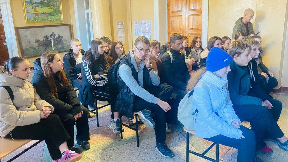 МБУ «Новотроицкий ДК» провёл увлекательную викторину «Угадай профессию» для старшеклассников ГБОУ «Новотроицкая школа №2 Волновахского м.о.» МБУ «Новотроицкий ДК» провёл увлекательную викторину «Угадай профессию» для старшеклассников ГБОУ «Новотроицкая школа №2 Волновахского м.о.»