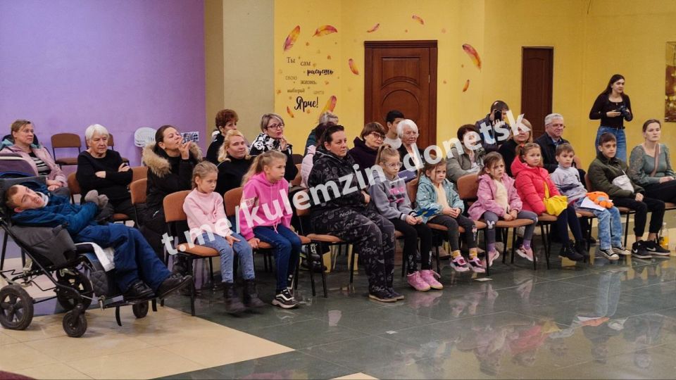 В преддверии Дня народного единства, в Донецком городском молодёжном центре артисты Театра современной песни «Гравитация» представили зрителям мюзикл о дружбе и доброте «Лисий кактус» по мотивам русской народной сказки... В преддверии Дня народного единства, в Донецком городском молодёжном центре артисты Театра современной песни «Гравитация» представили зрителям мюзикл о дружбе и доброте «Лисий кактус» по мотивам русской народной сказки...