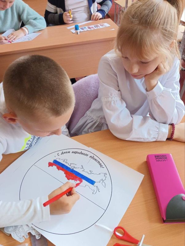 В преддверии праздника Дня народного единства 1 ноября в библиотеке-филиале №1 для ребят 4 класса прошло этнографическое путешествие «Все мы разные – все мы равные» В преддверии праздника Дня народного единства 1 ноября в библиотеке-филиале №1 для ребят 4 класса прошло этнографическое путешествие «Все мы разные – все мы равные»