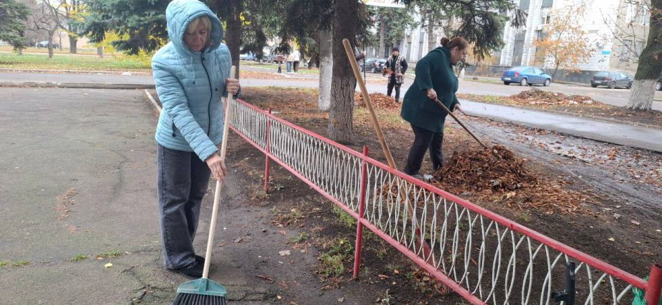 Денис Зубов: Акцию городского субботника в первый день ноября также поддержали сотрудники МБУДО "Иловайская школа искусств" Денис Зубов: Акцию городского субботника в первый день ноября также поддержали сотрудники МБУДО "Иловайская школа искусств"
