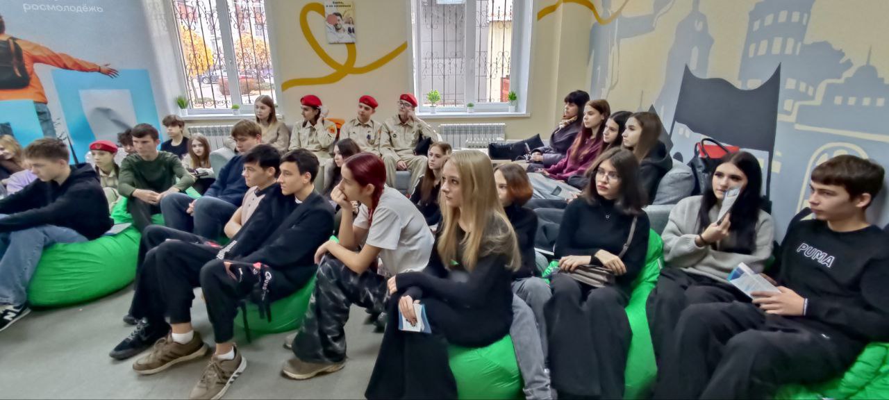 В дни осенних школьных каникул ГЦЗ организовал для 25-ти юнармейцев и старшеклассников школ № 29 и 103 мероприятие в рамках акции «Каникулы с пользой «Осенний марафон профессий»