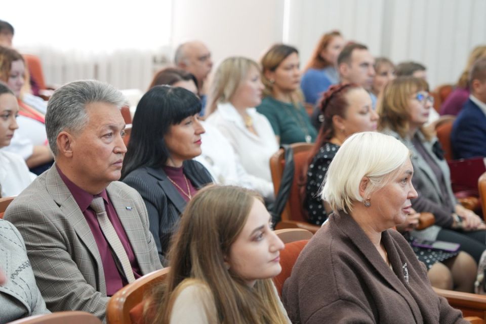 Олег Трофимов: В преддверии Дня народного единства в Министерстве образования и науки ДНР состоялась торжественная церемония награждения работников сферы образования Олег Трофимов: В преддверии Дня народного единства в Министерстве образования и науки ДНР состоялась торжественная церемония награждения работников сферы образования