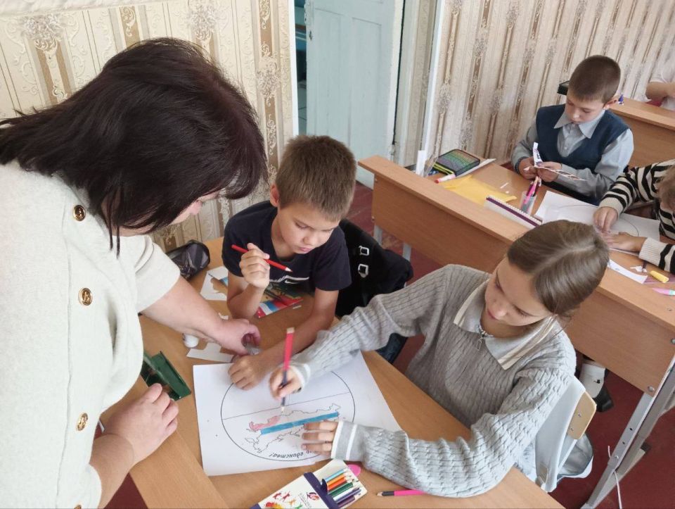 В преддверии праздника Дня народного единства 1 ноября в библиотеке-филиале №1 для ребят 4 класса прошло этнографическое путешествие «Все мы разные – все мы равные» В преддверии праздника Дня народного единства 1 ноября в библиотеке-филиале №1 для ребят 4 класса прошло этнографическое путешествие «Все мы разные – все мы равные»