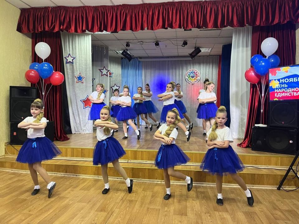 Праздничный концерт ко Дню народного единства в Центре детского и юношеского творчества городского округа Енакиево Праздничный концерт ко Дню народного единства в Центре детского и юношеского творчества городского округа Енакиево