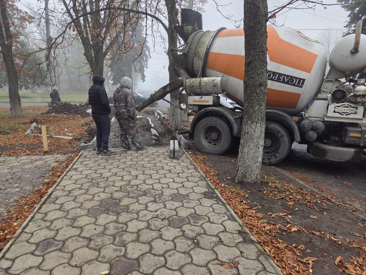 При поддержке Нижегородской области продолжают обновлять тротуары в Харцызске При поддержке Нижегородской области продолжают обновлять тротуары в Харцызске