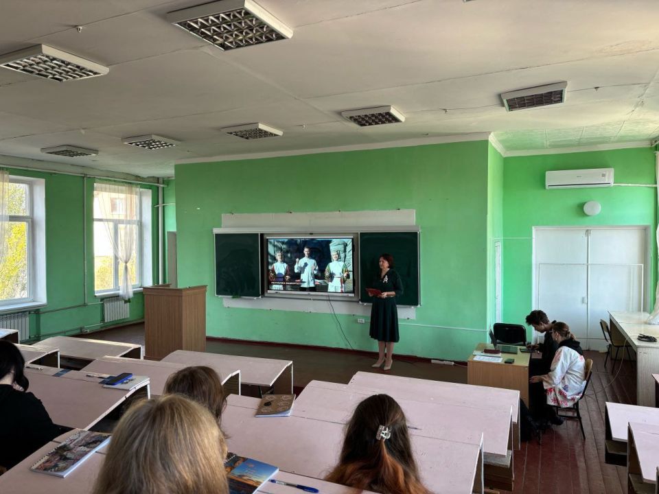 «В единстве наша сила!». В преддверии Дня народного единства в Торезском филиале РАНХиГС депутат фракции "Единая Россия" Торезского городского совета Екатерина Диденко для студентов 1-го курса провела интерактивный урок «В единстве наша сила!». В преддверии Дня народного единства в Торезском филиале РАНХиГС депутат фракции "Единая Россия" Торезского городского совета Екатерина Диденко для студентов 1-го курса провела интерактивный урок