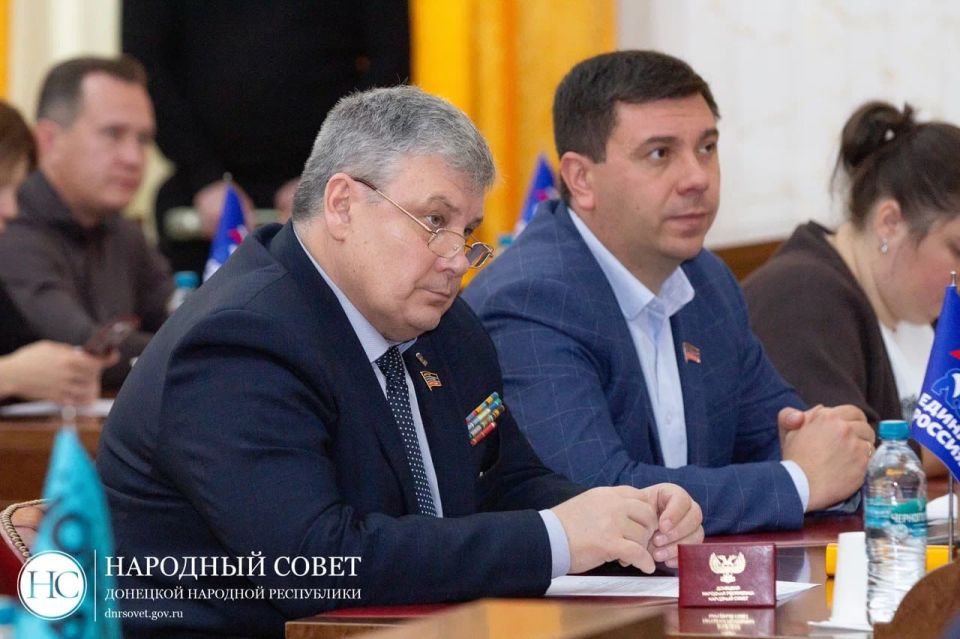 На «правительственном часе» в Народном Совете глава Министерства молодежной политики рассказал о профориентационных проектах для молодежи Республики На «правительственном часе» в Народном Совете глава Министерства молодежной политики рассказал о профориентационных проектах для молодежи Республики