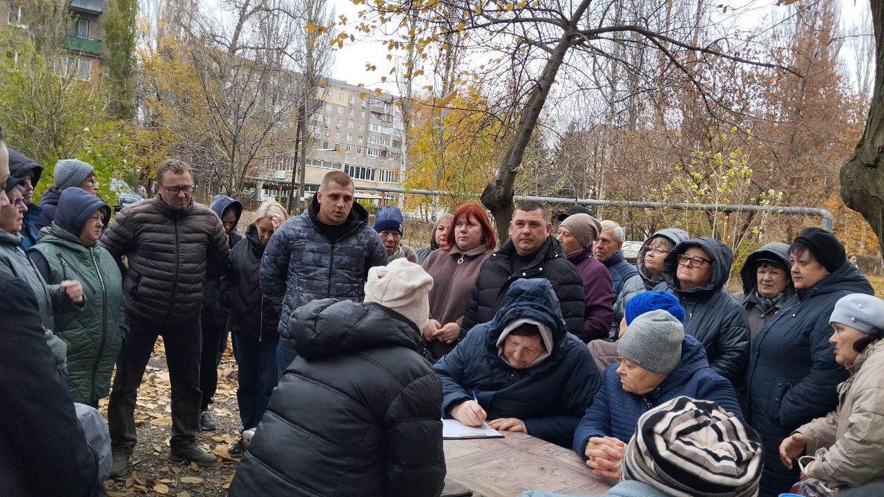 Сегодня, 1 ноября руководитель Управы Червоногвардейского внутригородского района Администрации городского округа Макеевка Антон Гринзовский провел встречу с жителями жилого массива Калинина возле дома № 7 по улице...