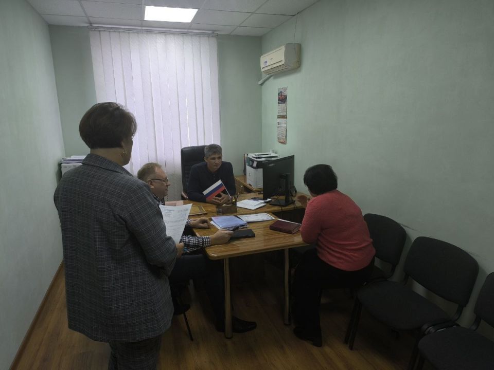 ВСТРЕЧИ С ЖИТЕЛЯМИ. 01 ноября 2025 года депутаты Ясиноватского муниципального совета Донецкой Народной Республики от фракции «Единая Россия» Анна Бондарь, Виталий Кухта Николай Коляденко провели встречи с жителями, во... ВСТРЕЧИ С ЖИТЕЛЯМИ. 01 ноября 2025 года депутаты Ясиноватского муниципального совета Донецкой Народной Республики от фракции «Единая Россия» Анна Бондарь, Виталий Кухта Николай Коляденко провели встречи с жителями, во...