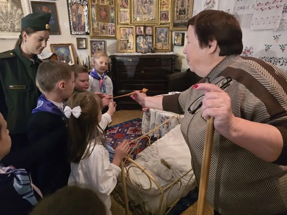 Школьники Кировского посетили музей этнографии родного края Школьники Кировского посетили музей этнографии родного края