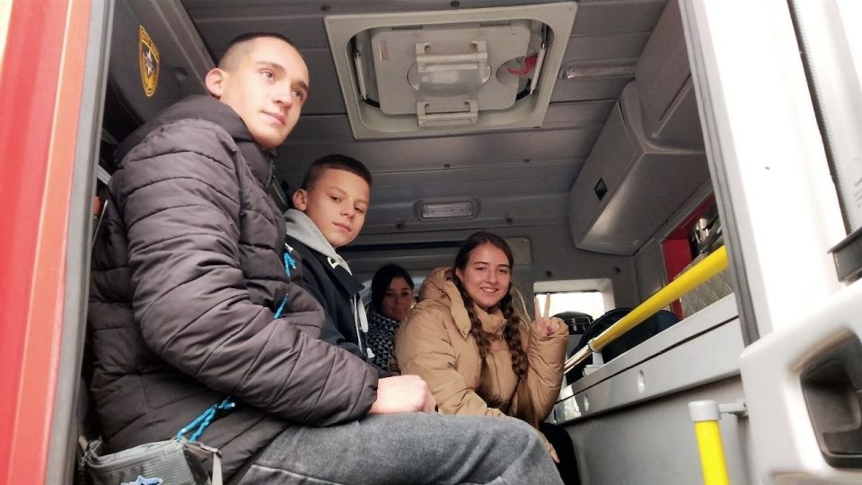 В гостях у огнеборцев енакиевского подразделения МЧС - старшеклассники школы №40 пгт В гостях у огнеборцев енакиевского подразделения МЧС - старшеклассники школы №40 пгт