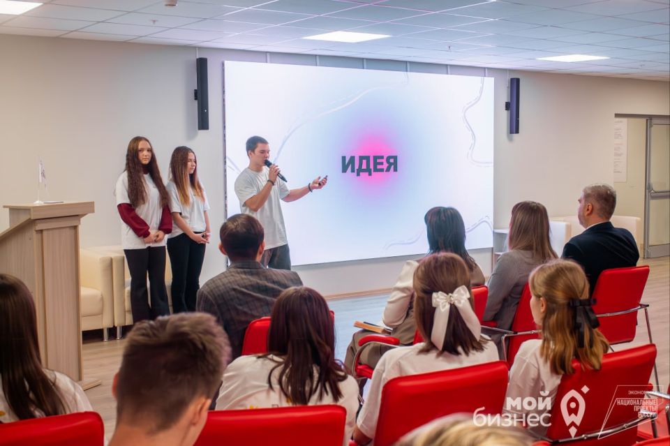 Алексей Дорофеев: Кажется, совсем недавно я делился впечатлениями от «Креативного лета» в донецком центре «Мой бизнес», а теперь за окном осень, и то пламя, которое зажгли ребята, разгорелось еще ярче Алексей Дорофеев: Кажется, совсем недавно я делился впечатлениями от «Креативного лета» в донецком центре «Мой бизнес», а теперь за окном осень, и то пламя, которое зажгли ребята, разгорелось еще ярче