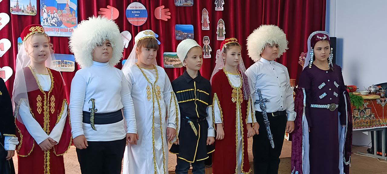 Фестиваль дружбы и вкуса. В предверии дня Народного единства в стенах ГБОУ «Школа № 3 г.о. Дебальцево» царила особая атмосфера — атмосфера путешествий, дружбы и гостеприимства! С большим успехом прошёл «Фестиваль... Фестиваль дружбы и вкуса. В предверии дня Народного единства в стенах ГБОУ «Школа № 3 г.о. Дебальцево» царила особая атмосфера — атмосфера путешествий, дружбы и гостеприимства! С большим успехом прошёл «Фестиваль...