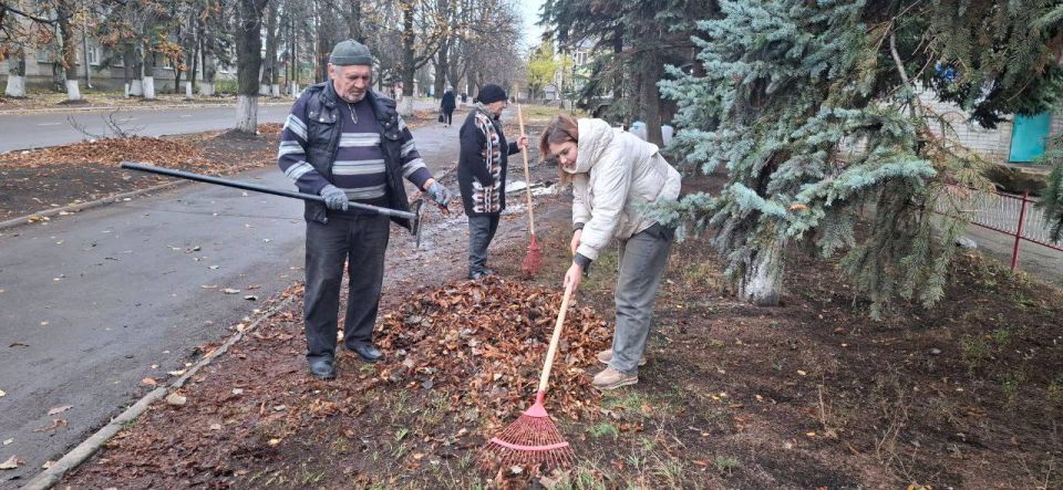 Денис Зубов: Акцию городского субботника в первый день ноября также поддержали сотрудники МБУДО "Иловайская школа искусств" Денис Зубов: Акцию городского субботника в первый день ноября также поддержали сотрудники МБУДО "Иловайская школа искусств"