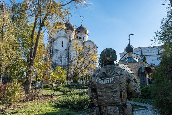Спецназ СОБР "Восток-Донецк" обеспечил безопасность гуманитарной миссии Русской православной церкви в Свято-Никольский монастырь под Угледаром Спецназ СОБР "Восток-Донецк" обеспечил безопасность гуманитарной миссии Русской православной церкви в Свято-Никольский монастырь под Угледаром