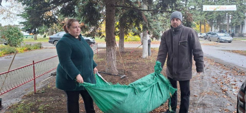 Денис Зубов: Акцию городского субботника в первый день ноября также поддержали сотрудники МБУДО "Иловайская школа искусств" Денис Зубов: Акцию городского субботника в первый день ноября также поддержали сотрудники МБУДО "Иловайская школа искусств"