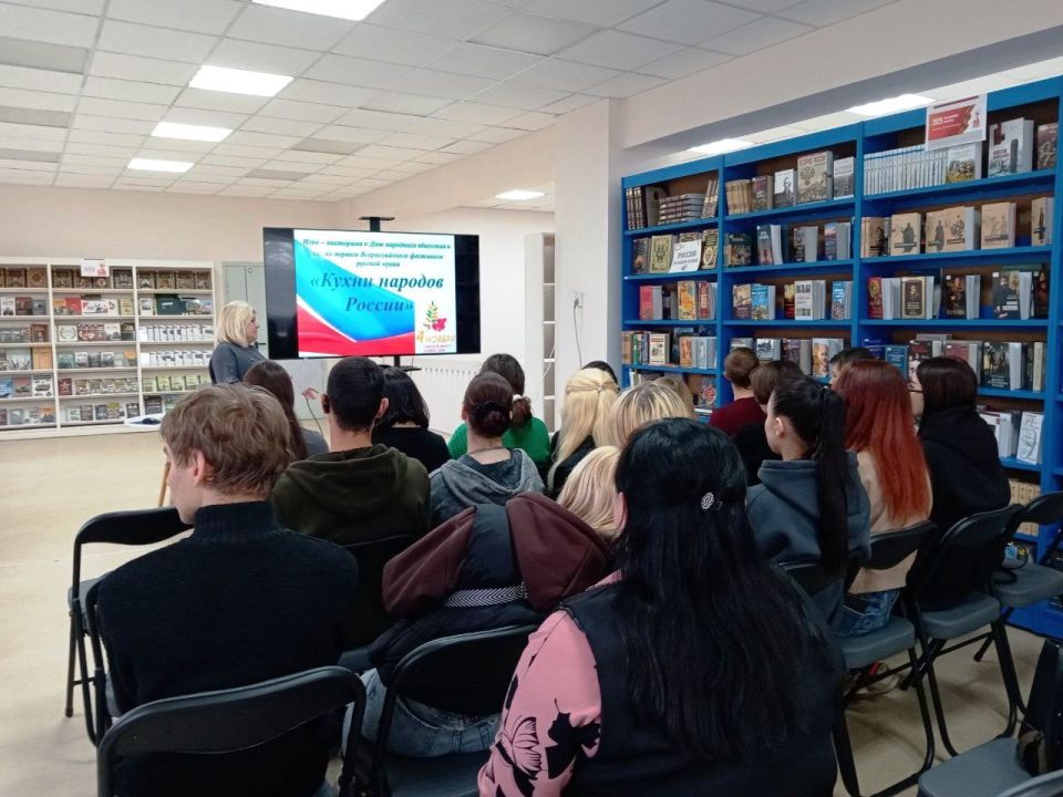 В рамках первого Всероссийского фестиваля русской кухни 1 ноября в центральной городской модельной библиотеке для учащихся Харцызского технологического техникума прошла игра – викторина ко Дню народного единства «Кухни... В рамках первого Всероссийского фестиваля русской кухни 1 ноября в центральной городской модельной библиотеке для учащихся Харцызского технологического техникума прошла игра – викторина ко Дню народного единства «Кухни...