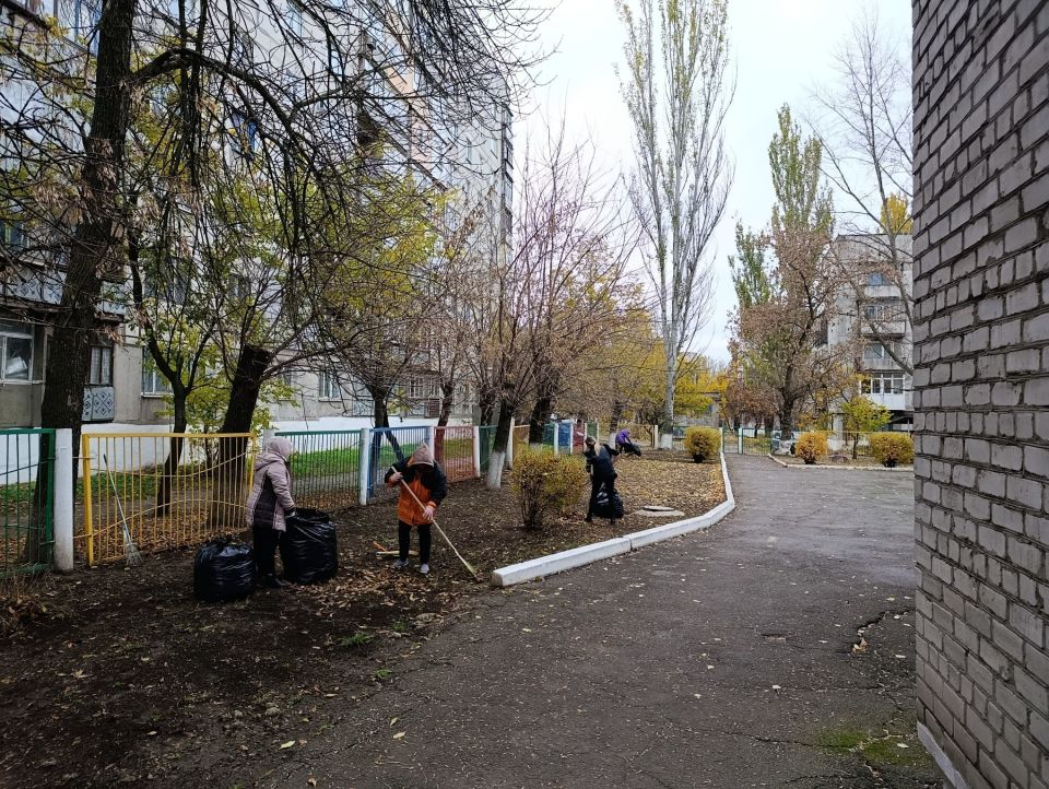 Игорь Мартынов: Образовательные учреждения городского округа Енакиево приняли участие в общегородском субботнике Игорь Мартынов: Образовательные учреждения городского округа Енакиево приняли участие в общегородском субботнике