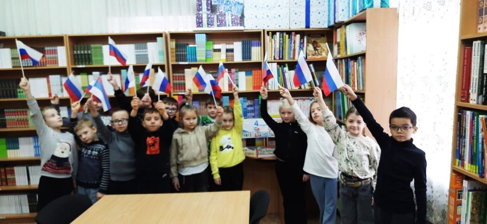 Школьники Ждановки участвуют в мероприятиях ко Дню народного единства Школьники Ждановки участвуют в мероприятиях ко Дню народного единства