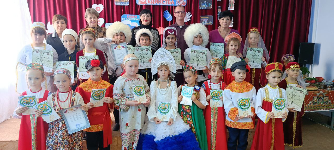 Фестиваль дружбы и вкуса. В предверии дня Народного единства в стенах ГБОУ «Школа № 3 г.о. Дебальцево» царила особая атмосфера — атмосфера путешествий, дружбы и гостеприимства! С большим успехом прошёл «Фестиваль...