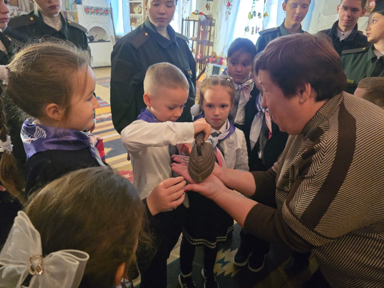 Школьники Кировского посетили музей этнографии родного края Школьники Кировского посетили музей этнографии родного края