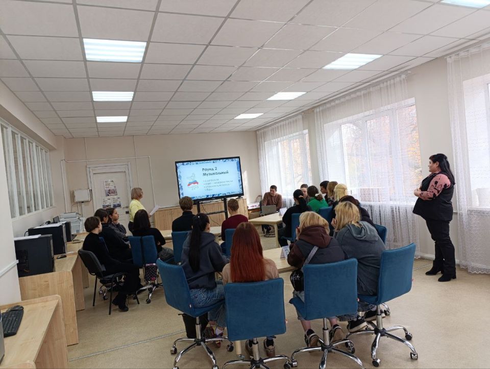 В преддверии Дня народного единства, в городской модельной библиотеке собрались студенты Харцызского технологического колледжа В преддверии Дня народного единства, в городской модельной библиотеке собрались студенты Харцызского технологического колледжа