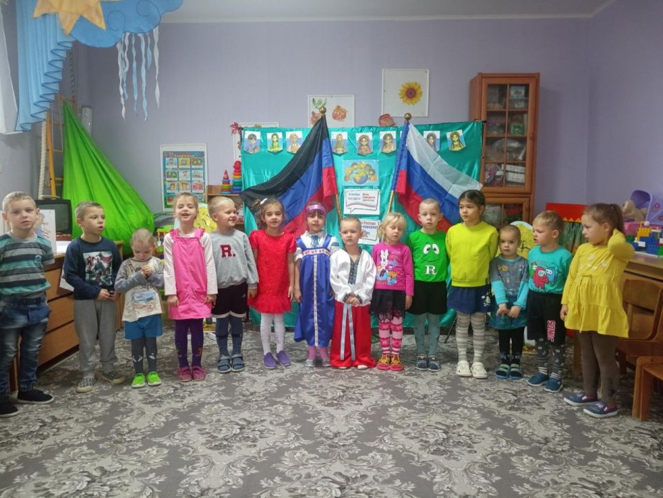 В детских садах Докучаевска прошли тематические мероприятия ко Дню народного единства В детских садах Докучаевска прошли тематические мероприятия ко Дню народного единства