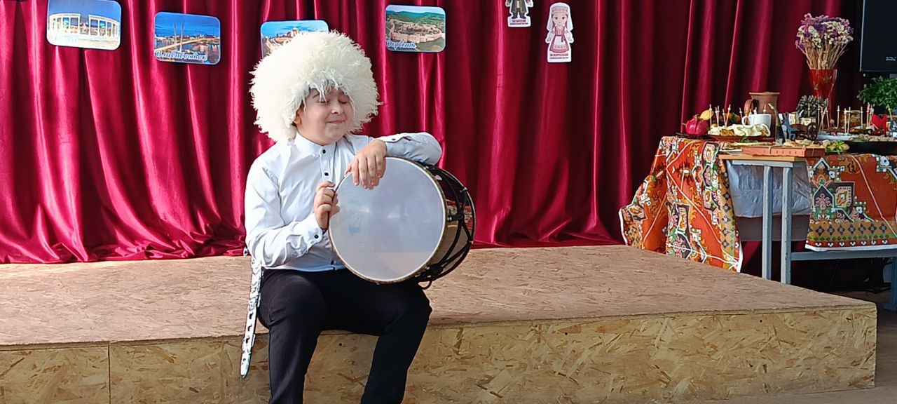 Фестиваль дружбы и вкуса. В предверии дня Народного единства в стенах ГБОУ «Школа № 3 г.о. Дебальцево» царила особая атмосфера — атмосфера путешествий, дружбы и гостеприимства! С большим успехом прошёл «Фестиваль... Фестиваль дружбы и вкуса. В предверии дня Народного единства в стенах ГБОУ «Школа № 3 г.о. Дебальцево» царила особая атмосфера — атмосфера путешествий, дружбы и гостеприимства! С большим успехом прошёл «Фестиваль...