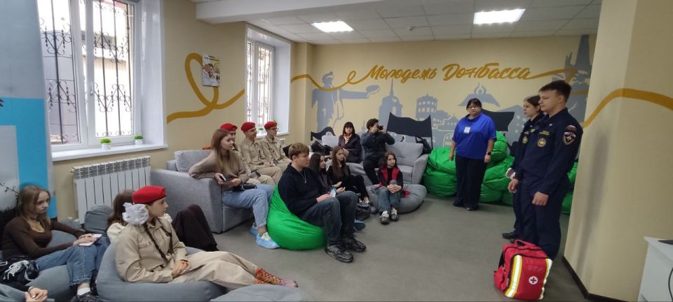 В дни осенних школьных каникул ГЦЗ организовал для 25-ти юнармейцев и старшеклассников школ № 29 и 103 мероприятие в рамках акции «Каникулы с пользой «Осенний марафон профессий» В дни осенних школьных каникул ГЦЗ организовал для 25-ти юнармейцев и старшеклассников школ № 29 и 103 мероприятие в рамках акции «Каникулы с пользой «Осенний марафон профессий»