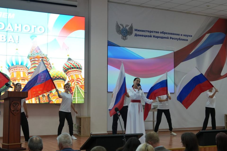 Олег Трофимов: В преддверии Дня народного единства в Министерстве образования и науки ДНР состоялась торжественная церемония награждения работников сферы образования Олег Трофимов: В преддверии Дня народного единства в Министерстве образования и науки ДНР состоялась торжественная церемония награждения работников сферы образования