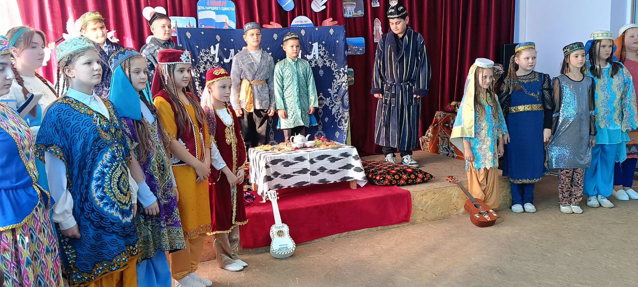 Фестиваль дружбы и вкуса. В предверии дня Народного единства в стенах ГБОУ «Школа № 3 г.о. Дебальцево» царила особая атмосфера — атмосфера путешествий, дружбы и гостеприимства! С большим успехом прошёл «Фестиваль... Фестиваль дружбы и вкуса. В предверии дня Народного единства в стенах ГБОУ «Школа № 3 г.о. Дебальцево» царила особая атмосфера — атмосфера путешествий, дружбы и гостеприимства! С большим успехом прошёл «Фестиваль...