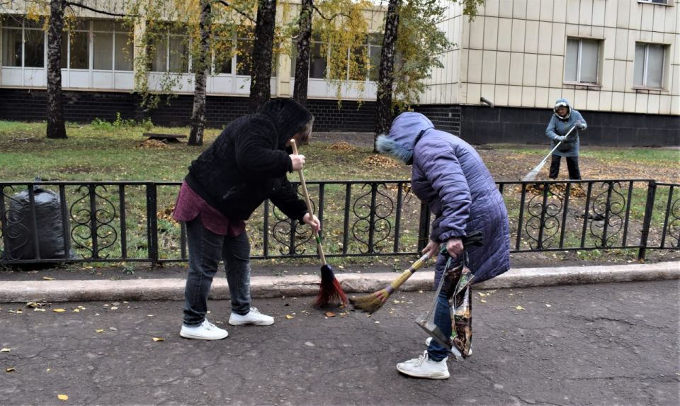 Игорь Мартынов: Работники учреждений культуры городского округа Енакиево приняли участие в общегородском субботнике Игорь Мартынов: Работники учреждений культуры городского округа Енакиево приняли участие в общегородском субботнике