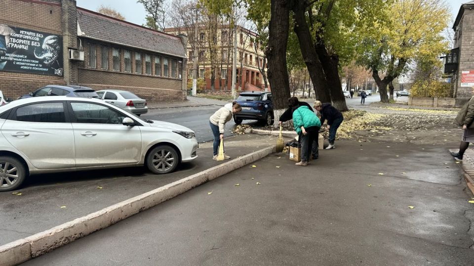Сотрудники отделения фонда социального страхования от несчастных случаев на производстве и профессиональных заболеваний городского округа Енакиево на общегородском субботнике Сотрудники отделения фонда социального страхования от несчастных случаев на производстве и профессиональных заболеваний городского округа Енакиево на общегородском субботнике