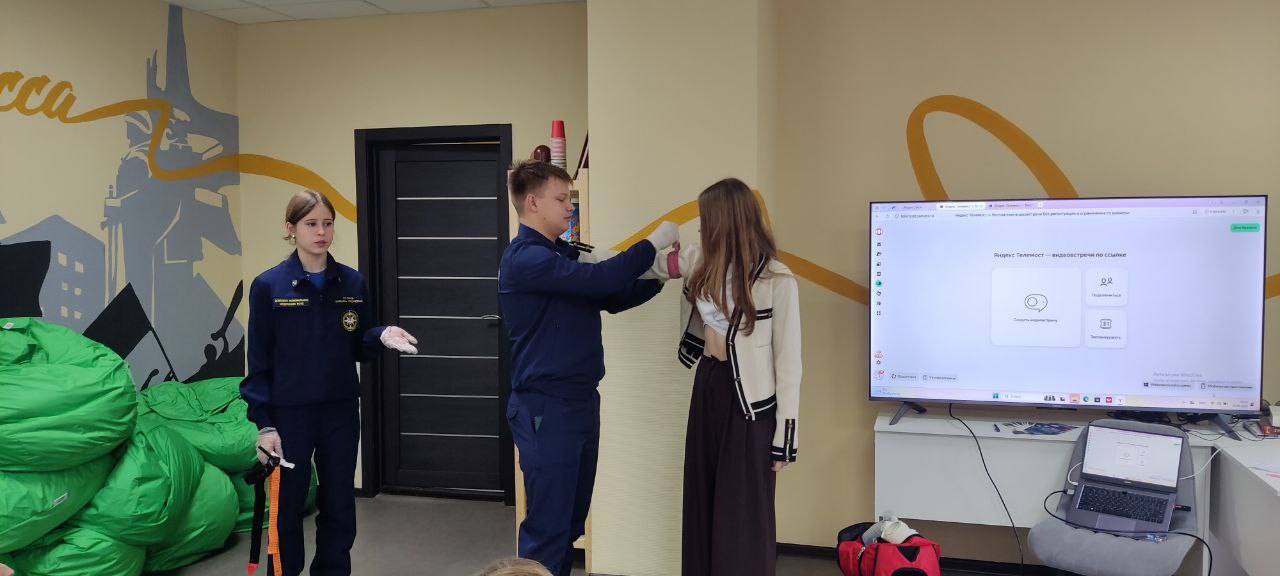 В дни осенних школьных каникул ГЦЗ организовал для 25-ти юнармейцев и старшеклассников школ № 29 и 103 мероприятие в рамках акции «Каникулы с пользой «Осенний марафон профессий» В дни осенних школьных каникул ГЦЗ организовал для 25-ти юнармейцев и старшеклассников школ № 29 и 103 мероприятие в рамках акции «Каникулы с пользой «Осенний марафон профессий»