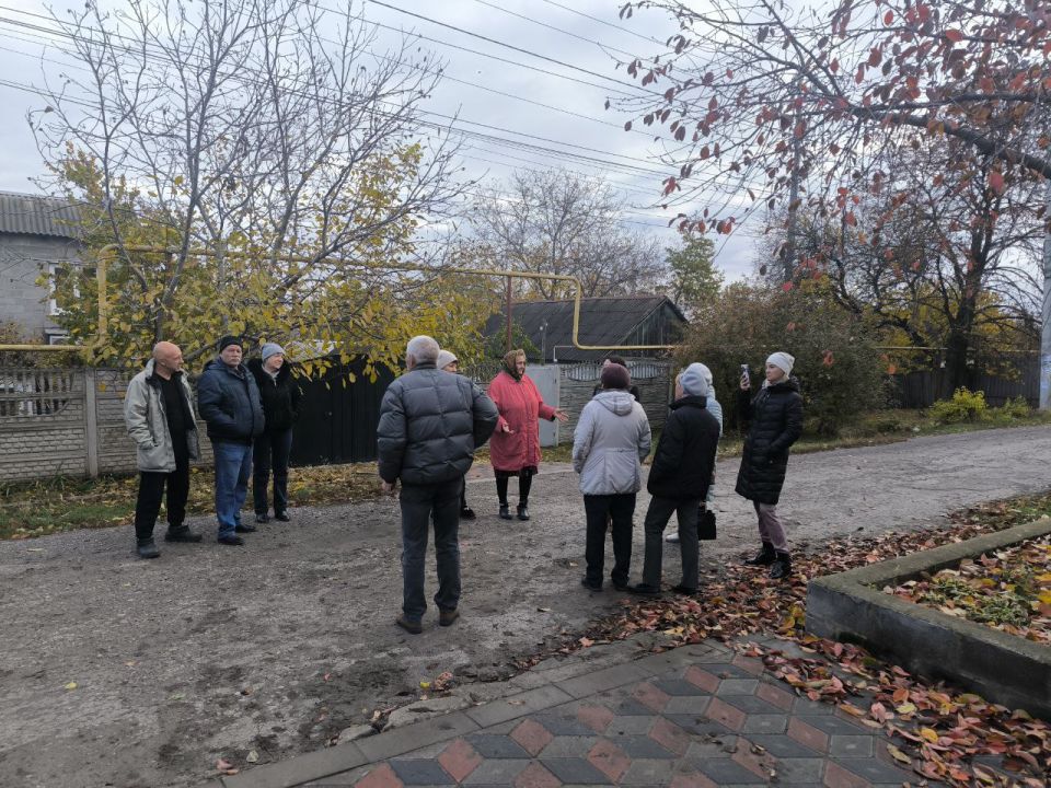 По поручению Главы ДНР Дениса Пушилина 01.11.2025 по адресу: г. Донецк, ул. Муравьева, 44 состоялась встреча с жителями района, на которой присутствовали руководитель Управы Ленинского внутригородского района Татьяна... По поручению Главы ДНР Дениса Пушилина 01.11.2025 по адресу: г. Донецк, ул. Муравьева, 44 состоялась встреча с жителями района, на которой присутствовали руководитель Управы Ленинского внутригородского района Татьяна...