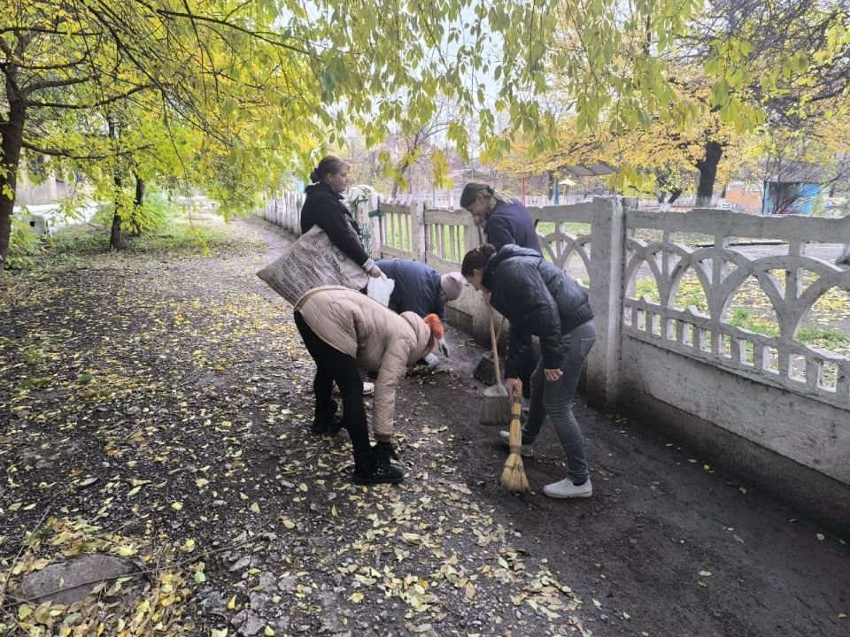 Игорь Мартынов: Образовательные учреждения городского округа Енакиево приняли участие в общегородском субботнике Игорь Мартынов: Образовательные учреждения городского округа Енакиево приняли участие в общегородском субботнике