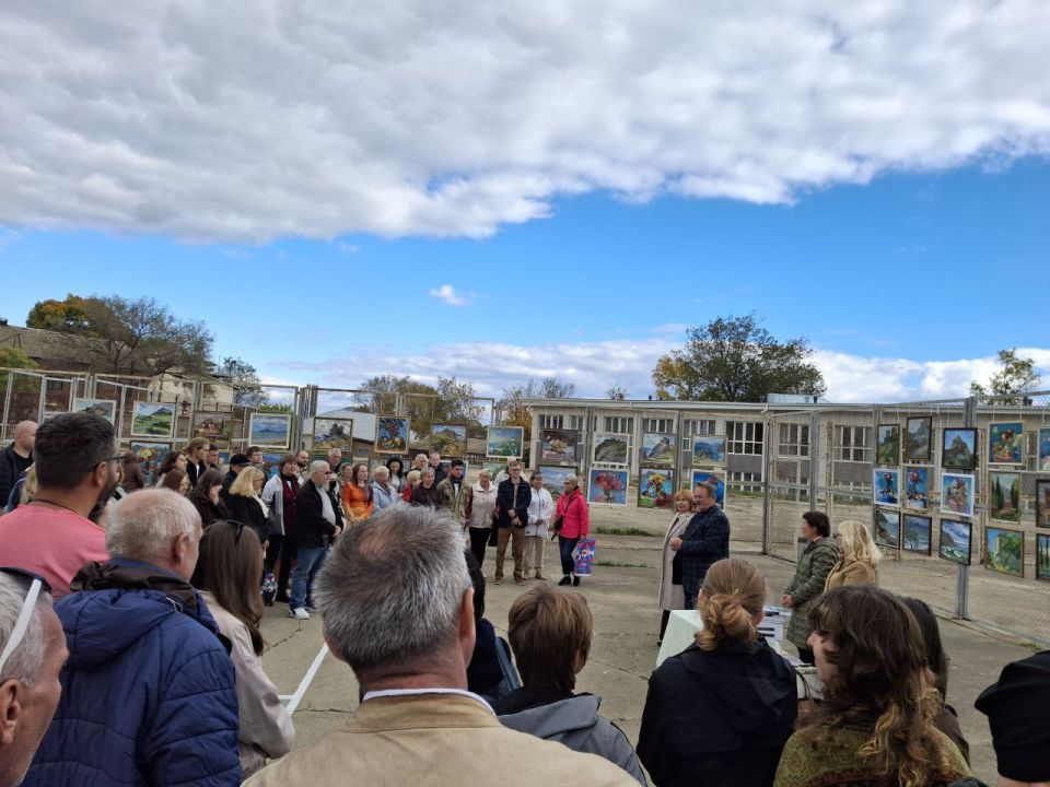 Студенты Донецкого художественного колледжа приняли участие в IX Всероссийском конкурсе-пленэре «Крымская палитра» Студенты Донецкого художественного колледжа приняли участие в IX Всероссийском конкурсе-пленэре «Крымская палитра»