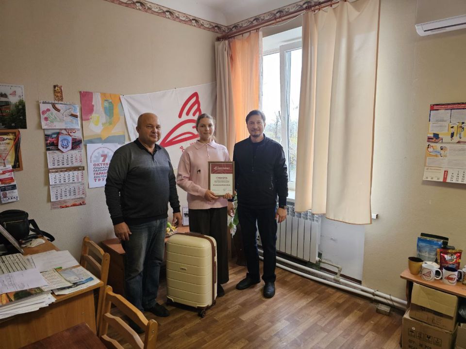 Юная и талантливая Валентина Юшковская, дочь машиниста локомотивного депо Волноваха Романа Геннадьевича Юшковского, завоевала призовое место во Всероссийском профсоюзном конкурсе детского рисунка «Из одного металла льют... Юная и талантливая Валентина Юшковская, дочь машиниста локомотивного депо Волноваха Романа Геннадьевича Юшковского, завоевала призовое место во Всероссийском профсоюзном конкурсе детского рисунка «Из одного металла льют...
