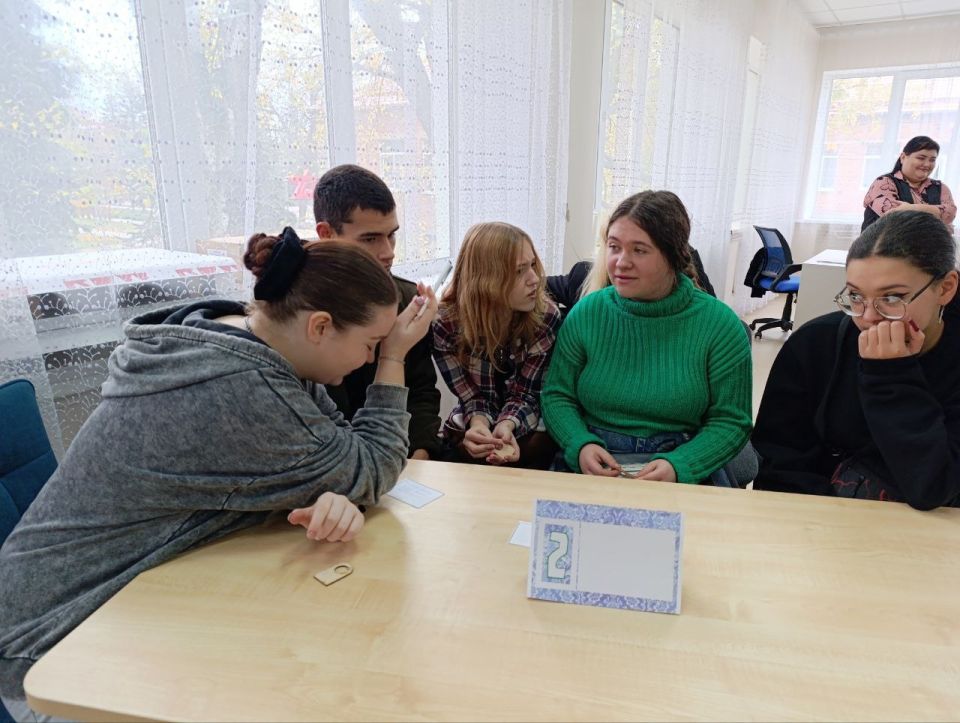 В преддверии Дня народного единства, в городской модельной библиотеке собрались студенты Харцызского технологического колледжа В преддверии Дня народного единства, в городской модельной библиотеке собрались студенты Харцызского технологического колледжа
