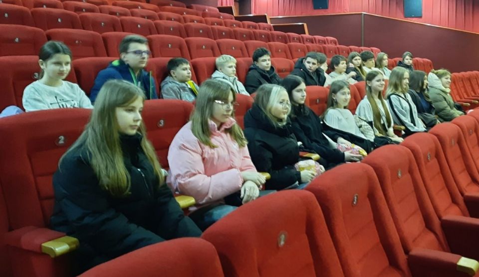 27 и 31 октября в рамках мероприятий по патриотическому воспитанию молодежи обучающиеся и педагоги общеобразовательных учреждений Старобешевского муниципального округа посетили показы фильмов о Великой Отечественной войне в... 27 и 31 октября в рамках мероприятий по патриотическому воспитанию молодежи обучающиеся и педагоги общеобразовательных учреждений Старобешевского муниципального округа посетили показы фильмов о Великой Отечественной войне в...