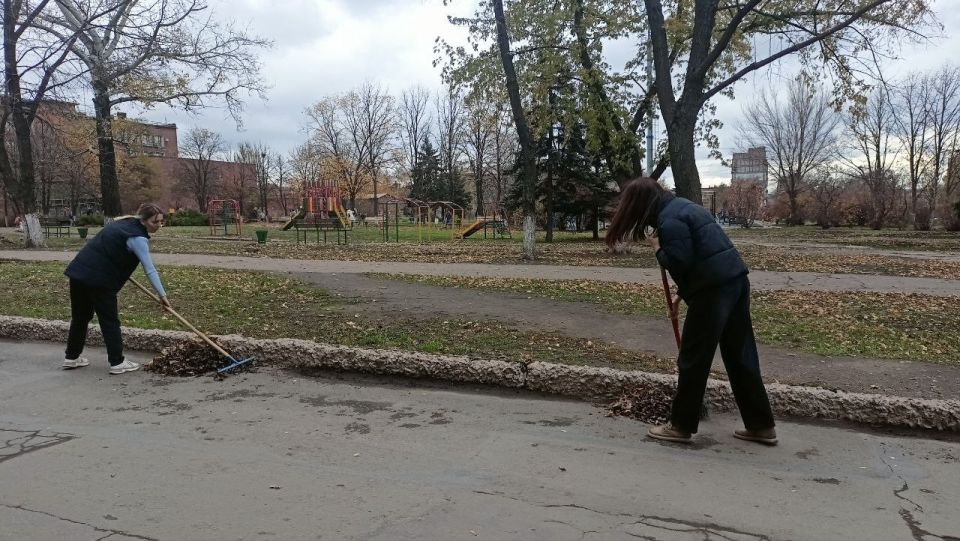 Игорь Мартынов: Общегородской субботник. 1 ноября в городском округе Енакиево состоялся общегородской субботник Игорь Мартынов: Общегородской субботник. 1 ноября в городском округе Енакиево состоялся общегородской субботник