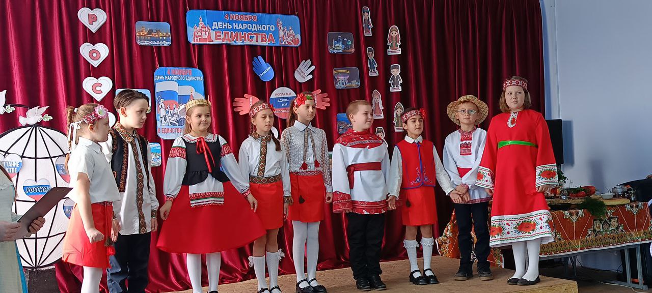 Фестиваль дружбы и вкуса. В предверии дня Народного единства в стенах ГБОУ «Школа № 3 г.о. Дебальцево» царила особая атмосфера — атмосфера путешествий, дружбы и гостеприимства! С большим успехом прошёл «Фестиваль... Фестиваль дружбы и вкуса. В предверии дня Народного единства в стенах ГБОУ «Школа № 3 г.о. Дебальцево» царила особая атмосфера — атмосфера путешествий, дружбы и гостеприимства! С большим успехом прошёл «Фестиваль...