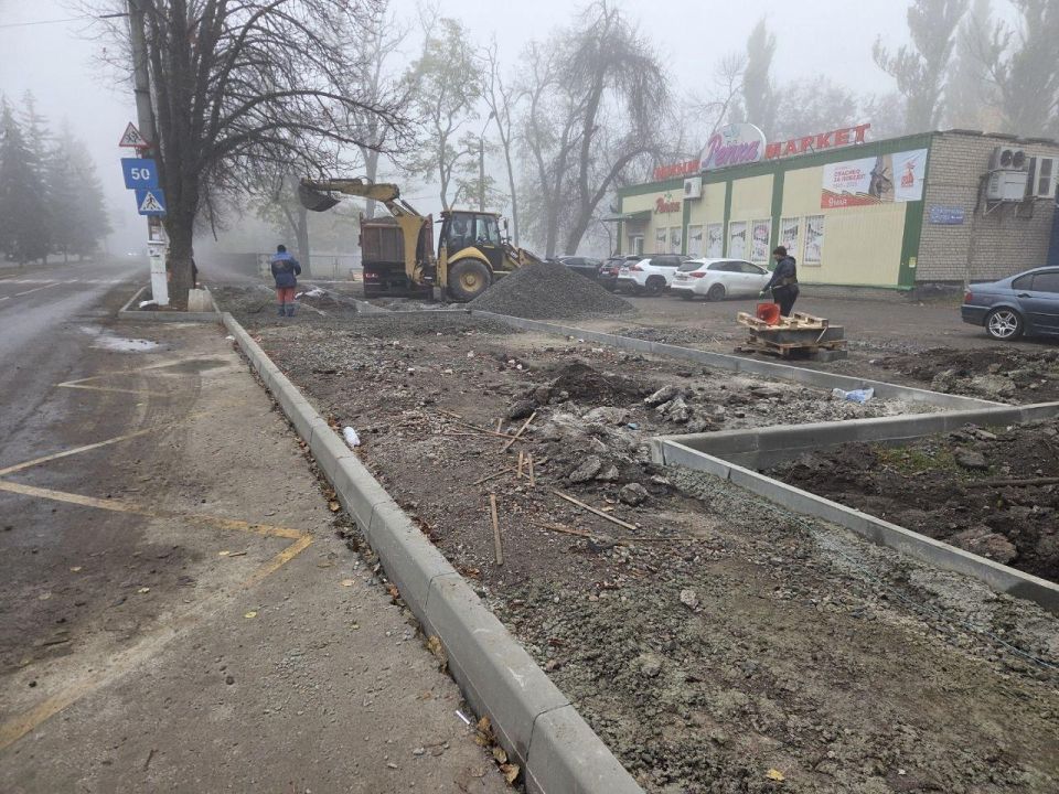 При поддержке Нижегородской области продолжают обновлять тротуары в Харцызске При поддержке Нижегородской области продолжают обновлять тротуары в Харцызске
