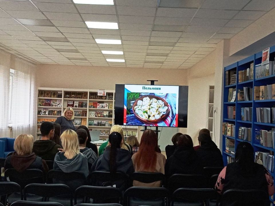 В рамках первого Всероссийского фестиваля русской кухни 1 ноября в центральной городской модельной библиотеке для учащихся Харцызского технологического техникума прошла игра – викторина ко Дню народного единства «Кухни... В рамках первого Всероссийского фестиваля русской кухни 1 ноября в центральной городской модельной библиотеке для учащихся Харцызского технологического техникума прошла игра – викторина ко Дню народного единства «Кухни...