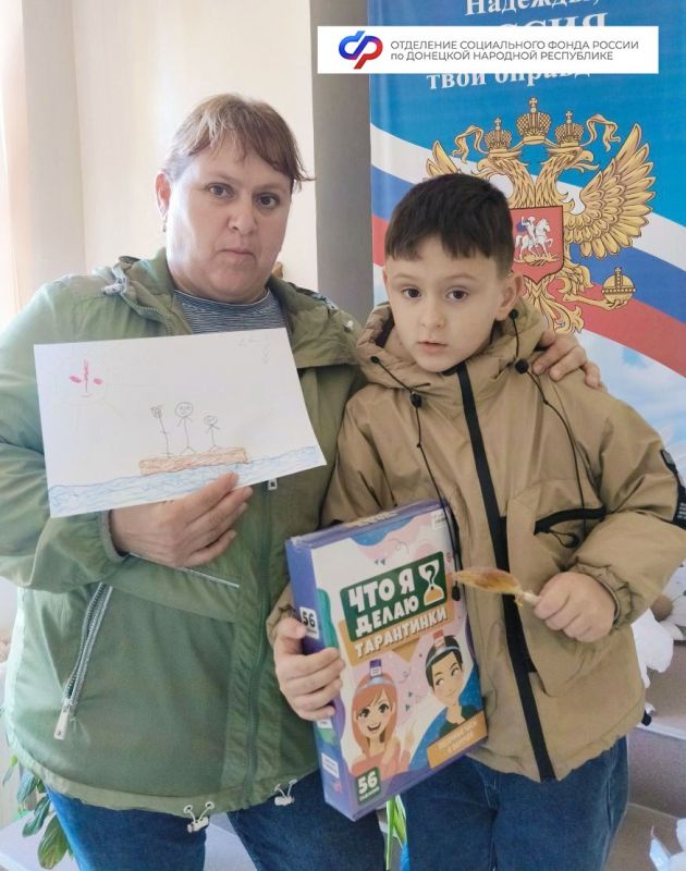 Россия – единая семья. Именно с таким посылом Отделение Социального фонда России по Донецкой Народной Республике приняло участие во Всероссийской акции «Россия – семья семей» ко Дню народного единства Россия – единая семья. Именно с таким посылом Отделение Социального фонда России по Донецкой Народной Республике приняло участие во Всероссийской акции «Россия – семья семей» ко Дню народного единства