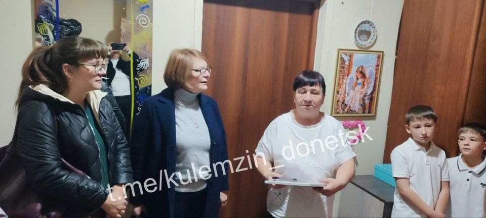 В преддверии Дня народного единства сотрудники администрации г. о. Донецк посетили приемные семьи Лидии Ковалевой и Натальи Коломоец, воспитывающих 18 детей В преддверии Дня народного единства сотрудники администрации г. о. Донецк посетили приемные семьи Лидии Ковалевой и Натальи Коломоец, воспитывающих 18 детей