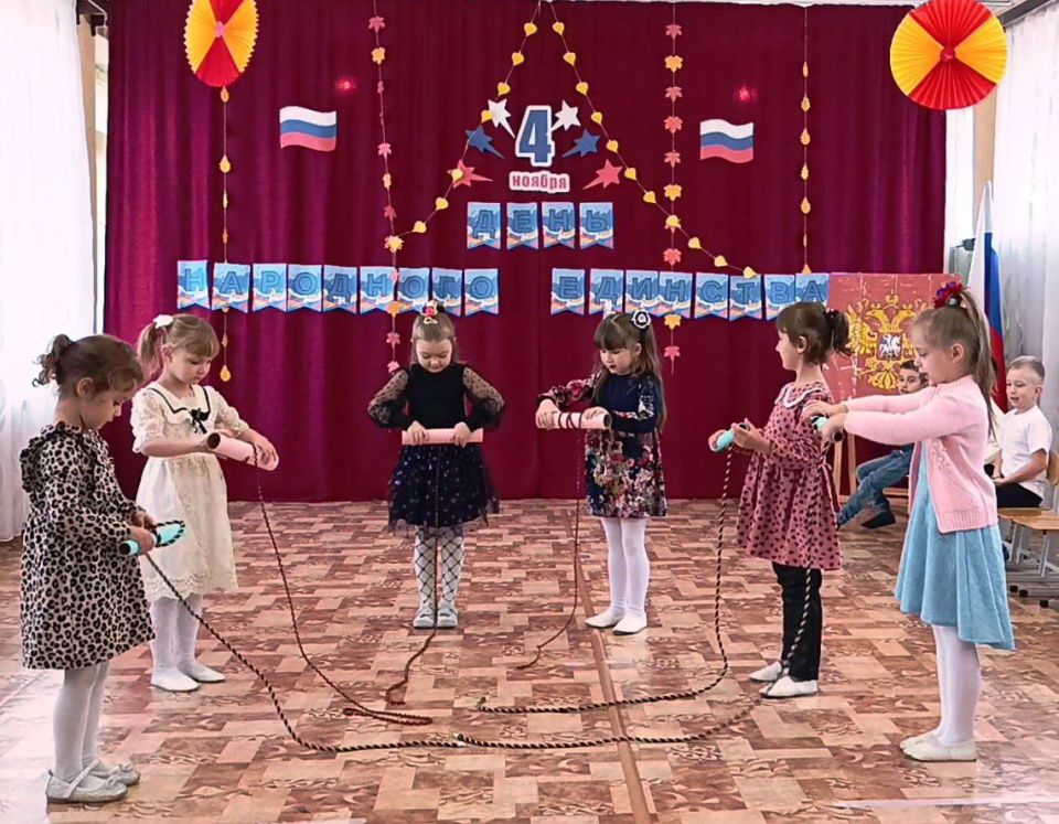 День народного единства, который в России отмечается 4 ноября, стал поводом для настоящего праздника в ГКДОУ «Детский сад № 31 «Радость» г.о. Торез» ДНР День народного единства, который в России отмечается 4 ноября, стал поводом для настоящего праздника в ГКДОУ «Детский сад № 31 «Радость» г.о. Торез» ДНР