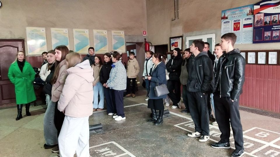 В гостях у огнеборцев енакиевского подразделения МЧС - старшеклассники школы №40 пгт В гостях у огнеборцев енакиевского подразделения МЧС - старшеклассники школы №40 пгт