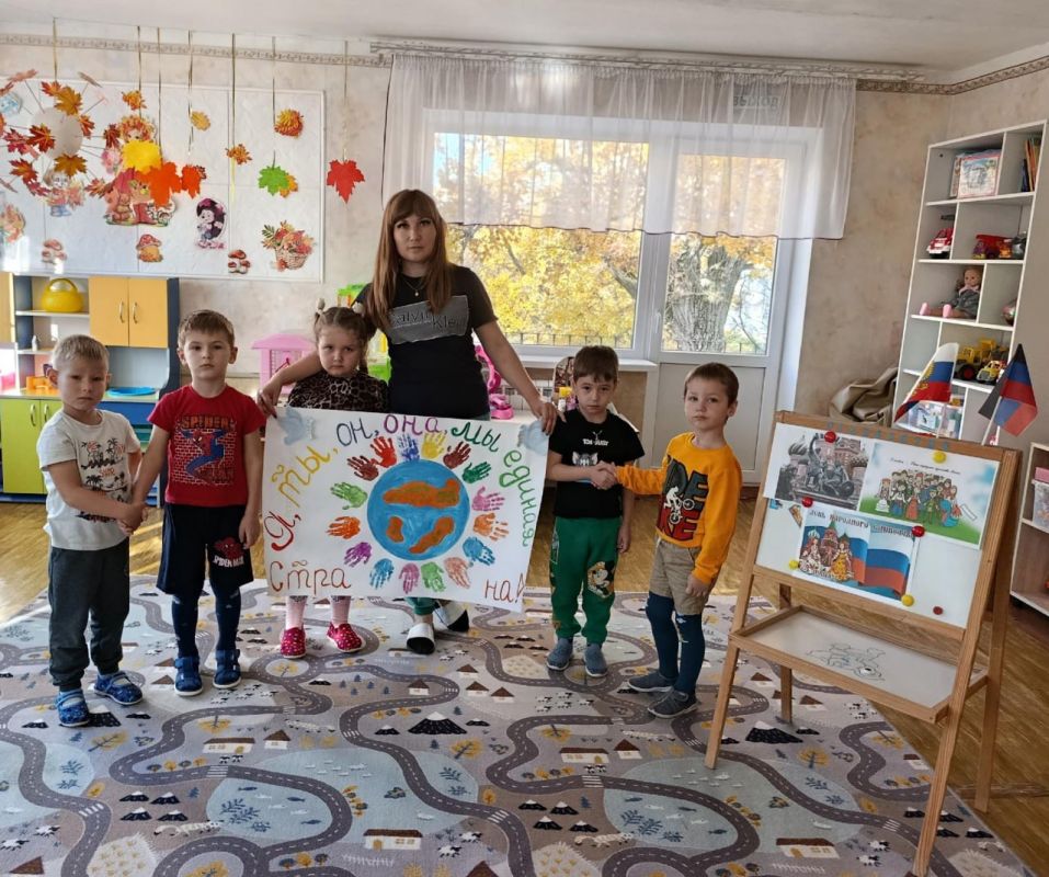 В детских садах Докучаевска прошли тематические мероприятия ко Дню народного единства В детских садах Докучаевска прошли тематические мероприятия ко Дню народного единства